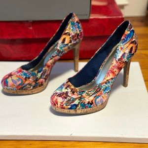 These shows are screaming “Fresh”. Colorful pair of pumps for the summer.